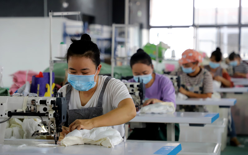 融水：箱包車間生產忙